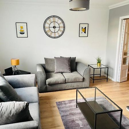 Wolverhampton Large 3 Bedrooms 5 Bed House Perfect For Short & Long Stays Contractors Business Nhs Insurance 1 Bathroom And Separate Wc Private Garden Driveway For 2 Large Vehicles Close To City Centre M6 M54 And Walsall Willenhall Cannock Property Ngoại thất bức ảnh