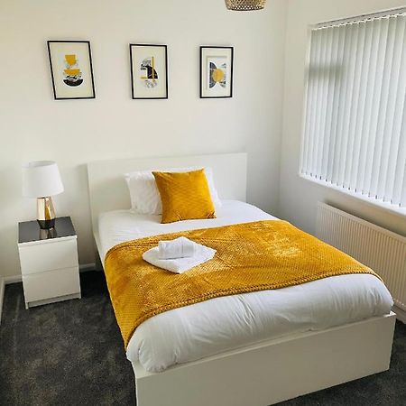 Wolverhampton Large 3 Bedrooms 5 Bed House Perfect For Short & Long Stays Contractors Business Nhs Insurance 1 Bathroom And Separate Wc Private Garden Driveway For 2 Large Vehicles Close To City Centre M6 M54 And Walsall Willenhall Cannock Property Ngoại thất bức ảnh