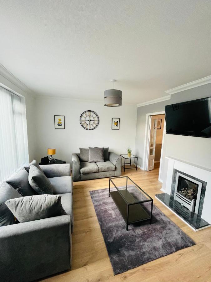 Wolverhampton Large 3 Bedrooms 5 Bed House Perfect For Short & Long Stays Contractors Business Nhs Insurance 1 Bathroom And Separate Wc Private Garden Driveway For 2 Large Vehicles Close To City Centre M6 M54 And Walsall Willenhall Cannock Property Ngoại thất bức ảnh