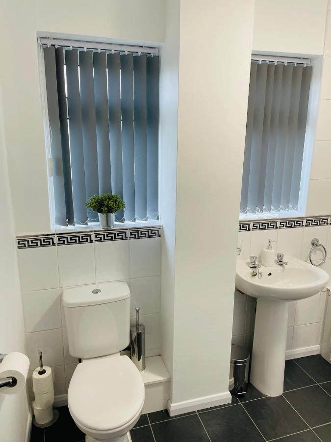 Wolverhampton Large 3 Bedrooms 5 Bed House Perfect For Short & Long Stays Contractors Business Nhs Insurance 1 Bathroom And Separate Wc Private Garden Driveway For 2 Large Vehicles Close To City Centre M6 M54 And Walsall Willenhall Cannock Property Ngoại thất bức ảnh