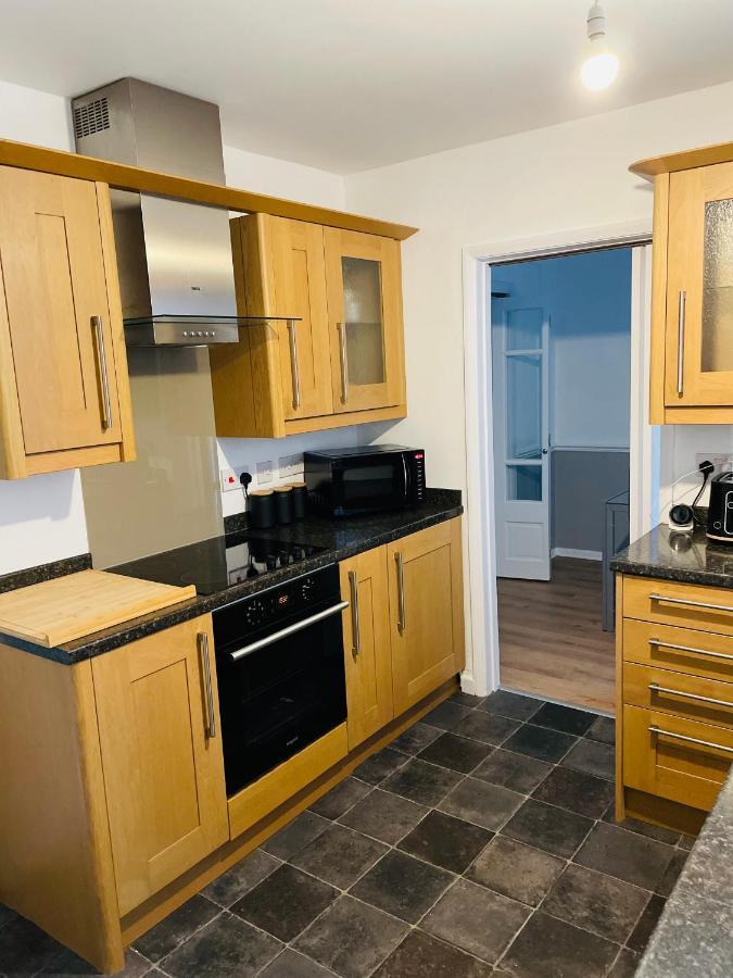 Wolverhampton Large 3 Bedrooms 5 Bed House Perfect For Short & Long Stays Contractors Business Nhs Insurance 1 Bathroom And Separate Wc Private Garden Driveway For 2 Large Vehicles Close To City Centre M6 M54 And Walsall Willenhall Cannock Property Ngoại thất bức ảnh