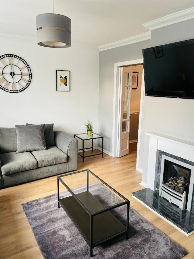 Wolverhampton Large 3 Bedrooms 5 Bed House Perfect For Short & Long Stays Contractors Business Nhs Insurance 1 Bathroom And Separate Wc Private Garden Driveway For 2 Large Vehicles Close To City Centre M6 M54 And Walsall Willenhall Cannock Property Ngoại thất bức ảnh