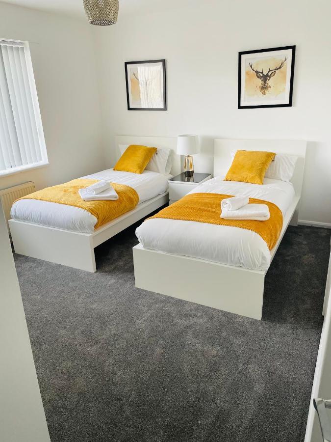 Wolverhampton Large 3 Bedrooms 5 Bed House Perfect For Short & Long Stays Contractors Business Nhs Insurance 1 Bathroom And Separate Wc Private Garden Driveway For 2 Large Vehicles Close To City Centre M6 M54 And Walsall Willenhall Cannock Property Ngoại thất bức ảnh