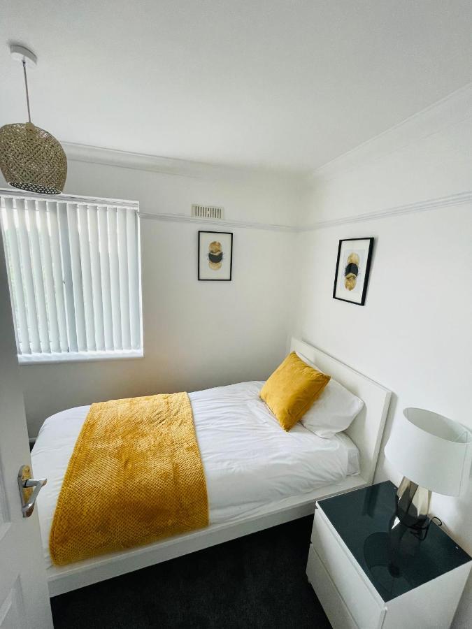 Wolverhampton Large 3 Bedrooms 5 Bed House Perfect For Short & Long Stays Contractors Business Nhs Insurance 1 Bathroom And Separate Wc Private Garden Driveway For 2 Large Vehicles Close To City Centre M6 M54 And Walsall Willenhall Cannock Property Ngoại thất bức ảnh