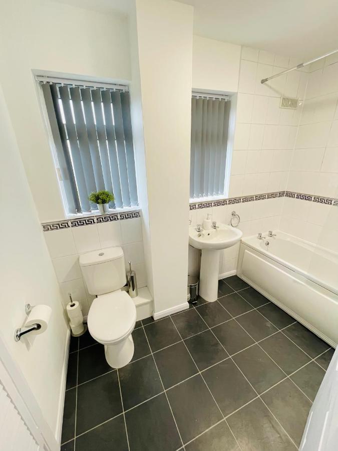 Wolverhampton Large 3 Bedrooms 5 Bed House Perfect For Short & Long Stays Contractors Business Nhs Insurance 1 Bathroom And Separate Wc Private Garden Driveway For 2 Large Vehicles Close To City Centre M6 M54 And Walsall Willenhall Cannock Property Ngoại thất bức ảnh