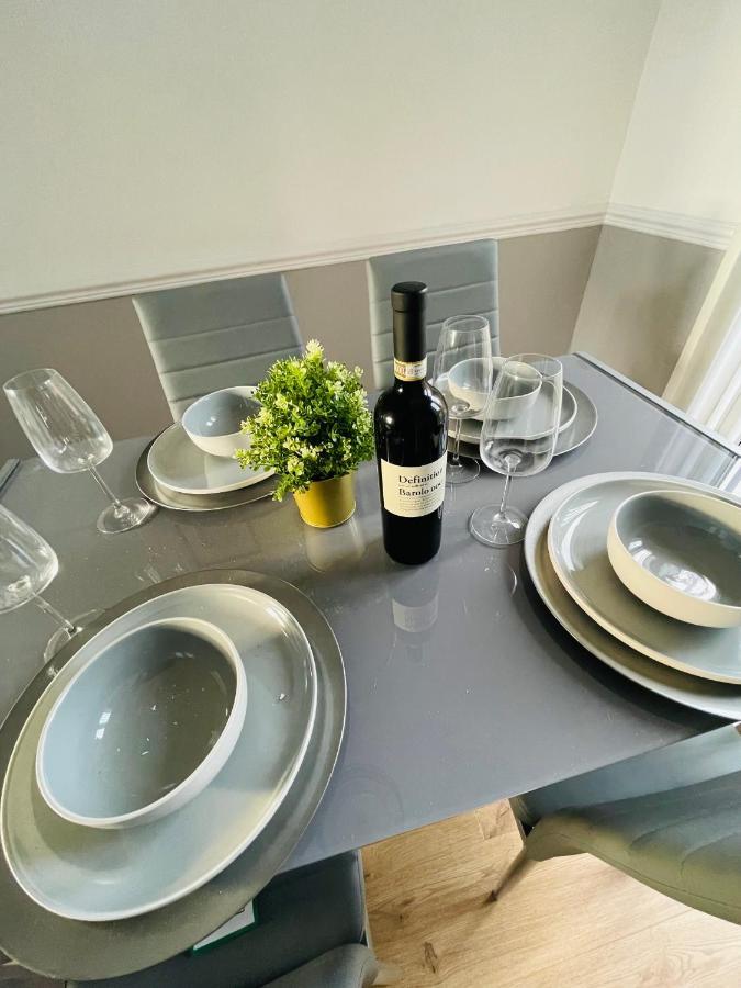 Wolverhampton Large 3 Bedrooms 5 Bed House Perfect For Short & Long Stays Contractors Business Nhs Insurance 1 Bathroom And Separate Wc Private Garden Driveway For 2 Large Vehicles Close To City Centre M6 M54 And Walsall Willenhall Cannock Property Ngoại thất bức ảnh