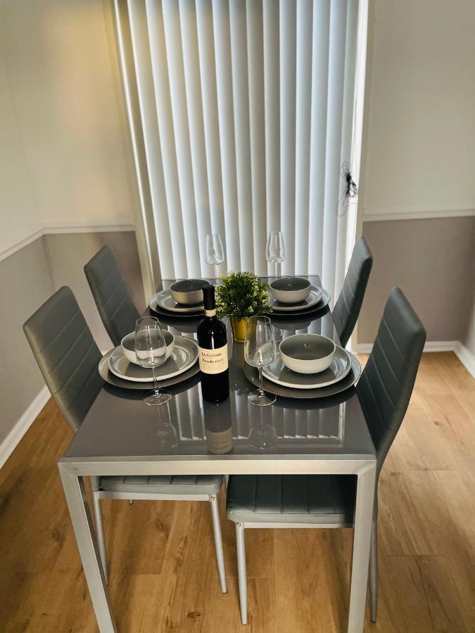 Wolverhampton Large 3 Bedrooms 5 Bed House Perfect For Short & Long Stays Contractors Business Nhs Insurance 1 Bathroom And Separate Wc Private Garden Driveway For 2 Large Vehicles Close To City Centre M6 M54 And Walsall Willenhall Cannock Property Ngoại thất bức ảnh