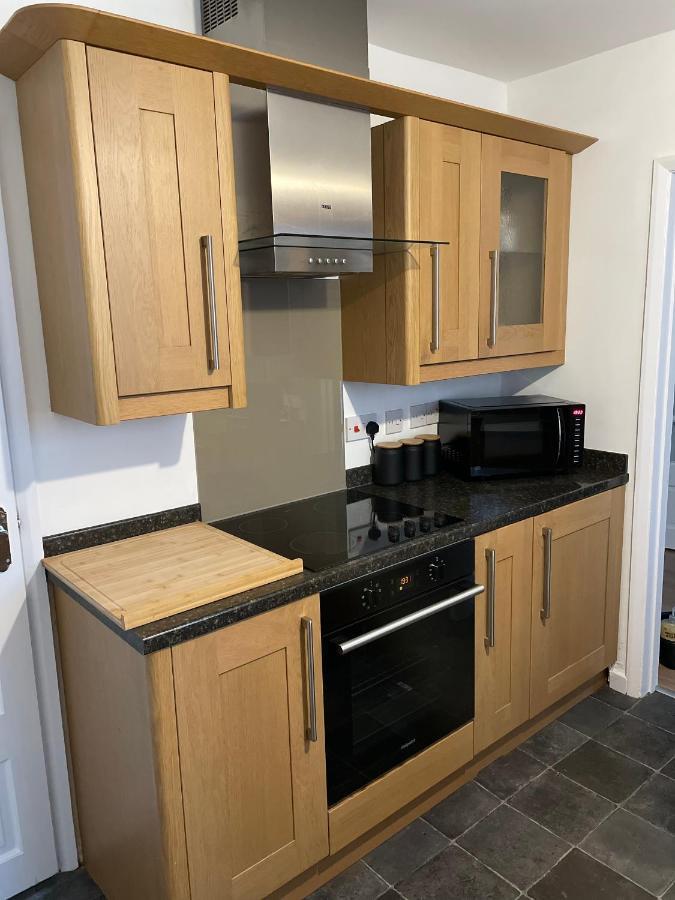 Wolverhampton Large 3 Bedrooms 5 Bed House Perfect For Short & Long Stays Contractors Business Nhs Insurance 1 Bathroom And Separate Wc Private Garden Driveway For 2 Large Vehicles Close To City Centre M6 M54 And Walsall Willenhall Cannock Property Ngoại thất bức ảnh